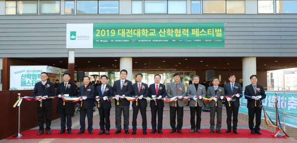 이종서(왼쪽 여섯 번째)총장과 내∙외빈 인사들이 성공적인 페스티벌 행사를 위한 테이프커팅식을 진행하고 있다.