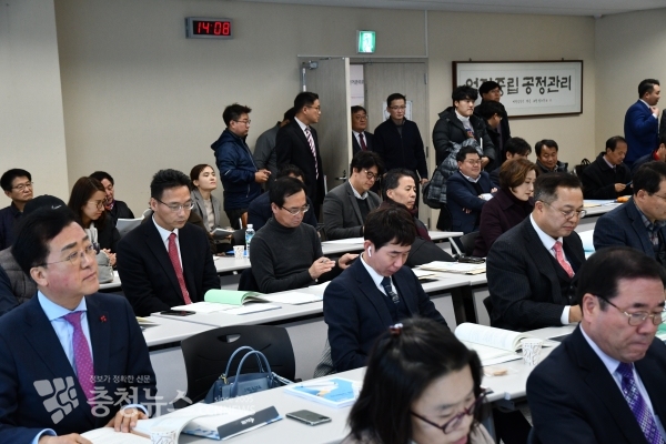 조원휘 전 대전시의회 부의장, 조성천 변호사, 조수연 변호사 등이 설명회에 참석한 모습.