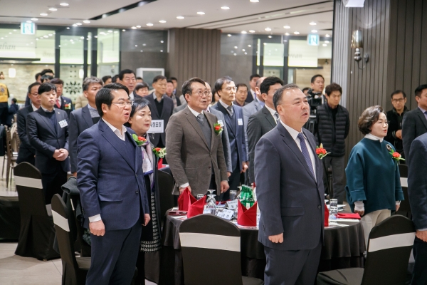 오세현 시장과 내빈이 애국가를 부르고 있다.