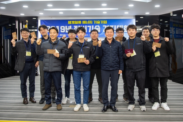 도전골든벨 수상자 단체사진(시상자 김영호 정비사업본부장_가운데)