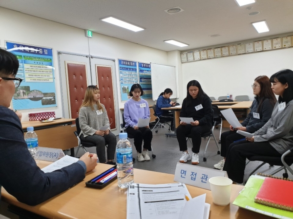 취업스터디 프로그램에 참여한 학생들이 모의면접을 받고 있다.