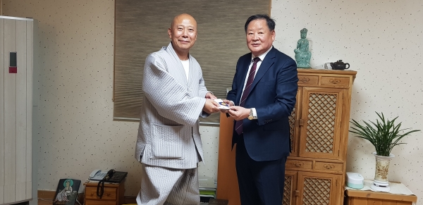 유성경찰발전위원회 신윤섭 위원장과 구암사 북천스님