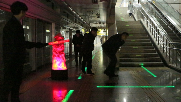 9일 시청역에서 ‘인공지능기반 화재 긴급대피로 시스템 구축’ 시연을 하고 있다.