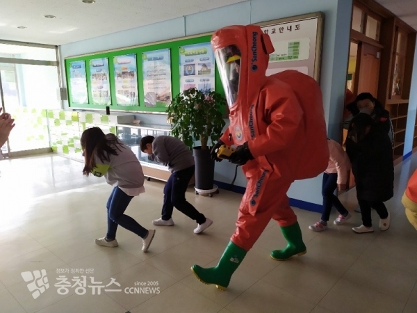 올해 학교에서 이뤄진 재난대응 안전한국훈련 모습.