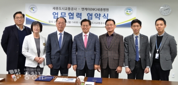 업무협약후 관계자들과 함께