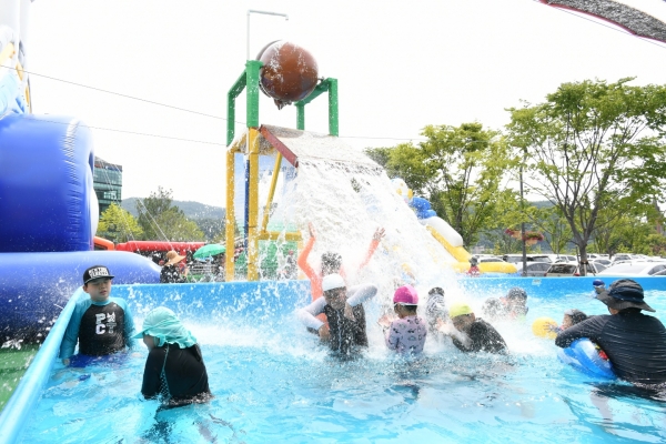 지난 여름 예산군청 천백년광장에 조성된 어린이 물놀이장 모습