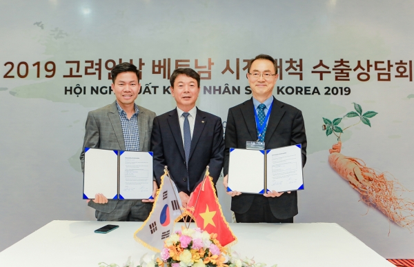 현장 수출계약체결 기념사진              * aT 아세안본부장 김창국(가운데), 베트남 바이어 도반파 대표(좌측), 우산산업 황광보 대표(우측)