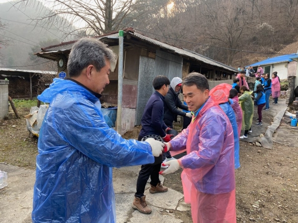손애(愛)손 봉사단은 10일 서구 기성동에서 ‘겨울맞이 연탄나눔’봉사를 실시했다.