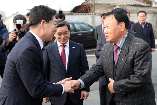 양승조 도지사 서천군 노인회 방문 모습