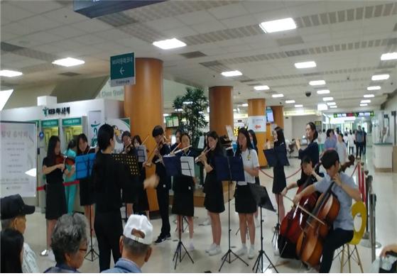 노은고운소리챔버오케스트라 학생들의 건양대학교병원 연주 봉사.