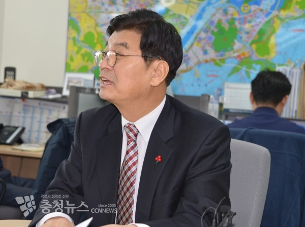 세종시청 기자실을 찾아 2020년 국비예산 확본내용 설명하고 있는 이춘희 세종시장 / 충청뉴스 최형순 기자