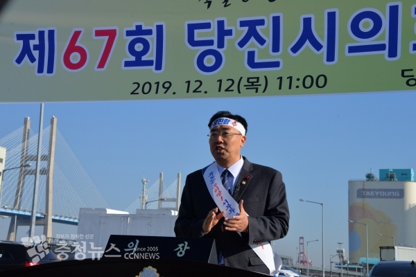 김기재 당진시의회 의장은 12일 "헌법재판소와 대법원의 정의로운 판결이 이뤄져야한다"고 촉구한 뒤 “부당하게 빼앗긴 당진땅을 되찾기 위한 서부두 매립지에서의 제67회 제2차 정례회 제8차 본회의 개의는 큰 의미가 있다”면서 “17만 당진시민과 220만 충남도민의 염원이 담긴 이번 정례회를 계기로 반드시 당진땅을 되찾아야 한다”고 결연한 의지를 밝혔다.