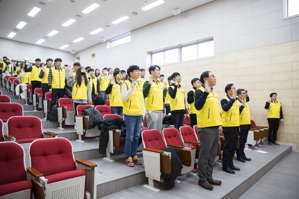 배재대 재능나눔 SW봉사단 발대식이 11일 스마트배재관에서 열린 가운데 김선재 총장을 비롯한 구성원들이 파이팅을 외치고 있다.