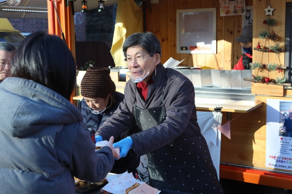 토스트 건네는 이종서 총장