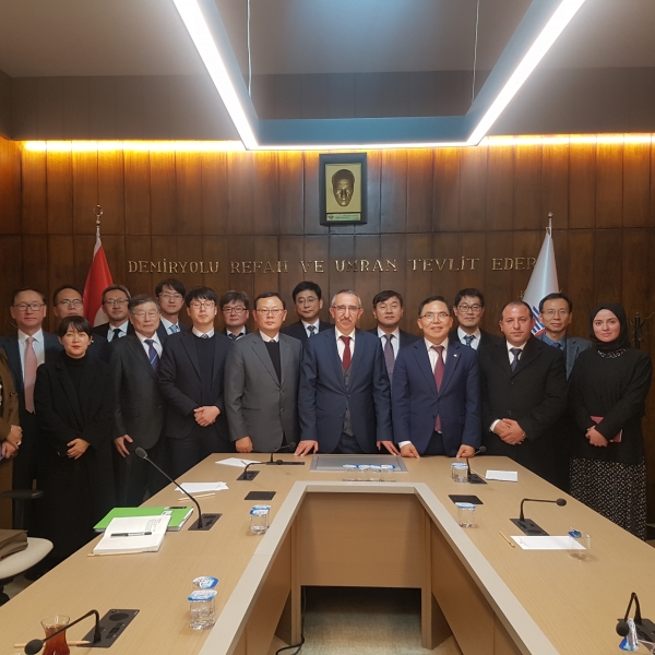 한국철도시설공단 전만경 부이사장(오른쪽 세번째)이 터키 수도 앙카라에서 터키 철도청 이스마일 무르타자오을루 부청장(오른쪽4번째)을 방문하여 터키 고속철도 사업 진출을 위한 수주활동을 전개하였다.