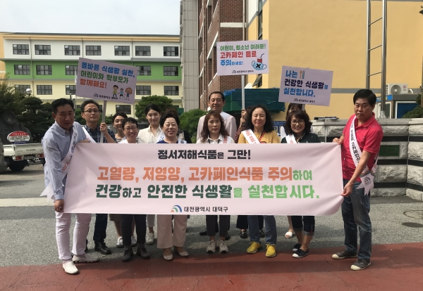 민간 소비자식품위생감시원 16명을 어린이기호식품 전담관리원으로 지정해 학교 주변 어린이 식품안전보호구역 39곳에 상시 배치해 지속적인 점검 활동