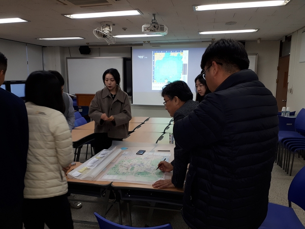 목원대 광고홍보언론학과 학생들이 직접 제작한 ‘대전관광안내도를 이용한 보드게임’을 대전광역시청 관광마케팅과 관계자들 앞에서 시연하고 있다.