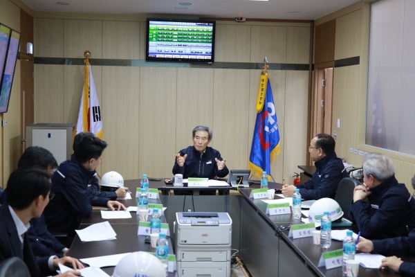 한국서부발전 김병숙 사장 태안발전본부 전력수급상황실에 발전설비 안정운영 대책을 보고받고 있다