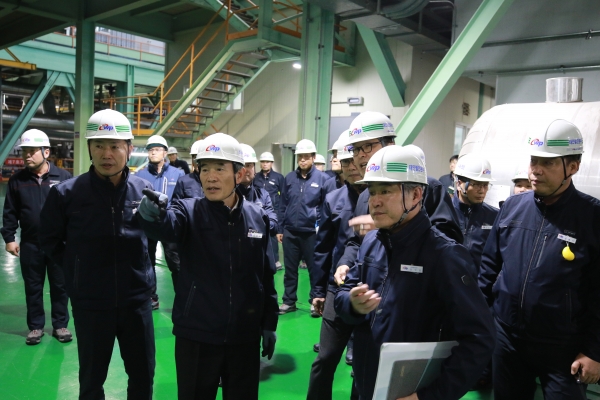 한국서부발전 김병숙 사장(앞줄 좌측 2번째)이 태안발전본부 5,6호기 터빈동에서 발전설비 보존 상태를 점검하고 있다.