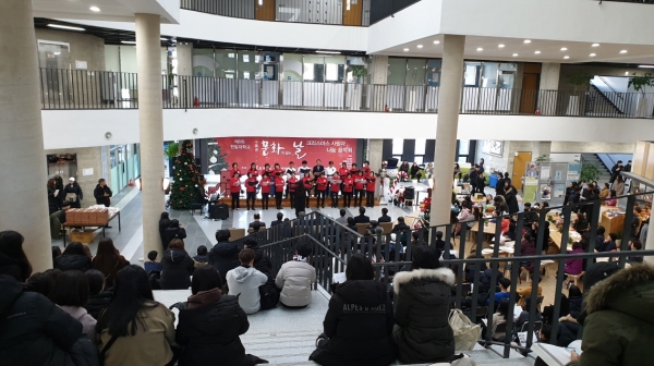 제8회 한밭대학교 ‘수통골 문화가 있는 날’ 음악회에서 한밭대학교 합창단이 공연하고 있다.
