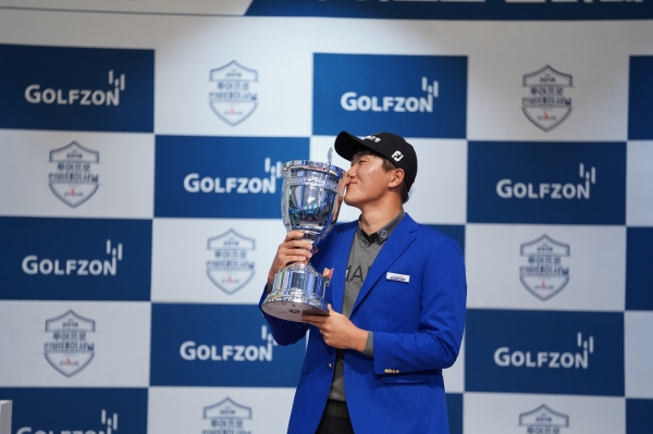 '2019 GTOUR 투어프로 인비테이셔널’에서 우승자 전성현이 우승컵에 입을 맞추고 있다.