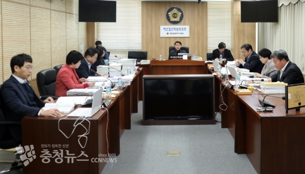 좌로부터 손인수, 박용희, 박성수, 손현옥, 이태환, 안찬영, 이영세, 차성호 위원