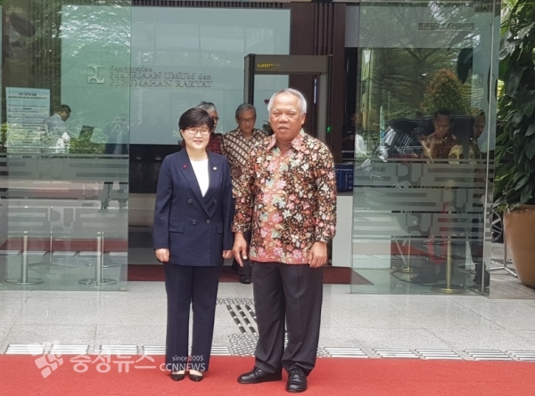 김진숙 행복청장(좌측)과 인도네시아 공공사업주택부 바수키장관(우측) 기념촬영(공공사업주택부 건물 앞)