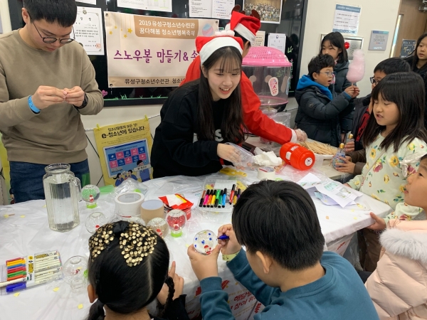 지난 14일 유성구청소년수련관에서 개최된 2019년 꿈다해봄 청소년행복축제 ‘별에서 온 그대’에서 청소년참여위원회가  운영하는 체험부스에 청소년들이 참여해 스노우볼을 만들어보고 있다.