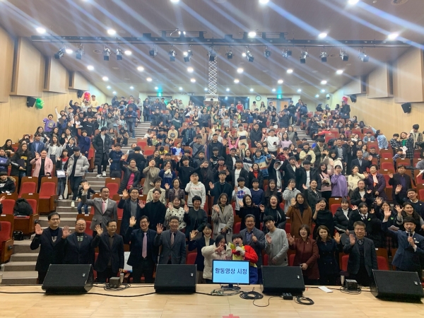 지난 14일 유성구청소년수련관에서 개최된 2019년 꿈다해봄 청소년행복축제 ‘별에서 온 그대’에서 청소년들과 청소년지도사 그리고 정용래 유성구청장, 하경옥 유성구의회 의장 등 행사 관계자들이 함께 ‘유성구청소년 파이팅!’을 외치며 기념촬영