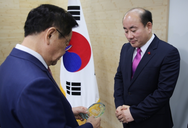 건양대병원이 계룡시로부터 2019계룡세계軍문화축제 유공기관 표창을 받았다. 송병관 행정부원장이 병원을 대표해 계룡시장으로부터 표창을 수여 받는 모습