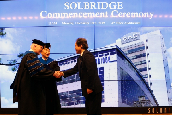 학부모로서의 감사와 만족을 표하며 솔브릿지를 설립한 김성경 전)이사장과 존 엔디컷 총장에게 감사패를 전달했다.