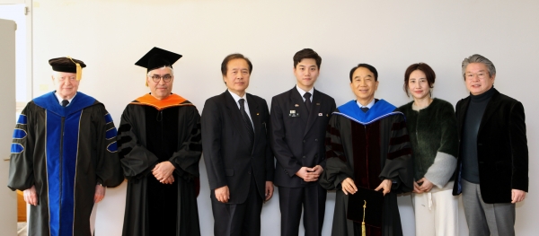 학부모와 기념사진 촬영