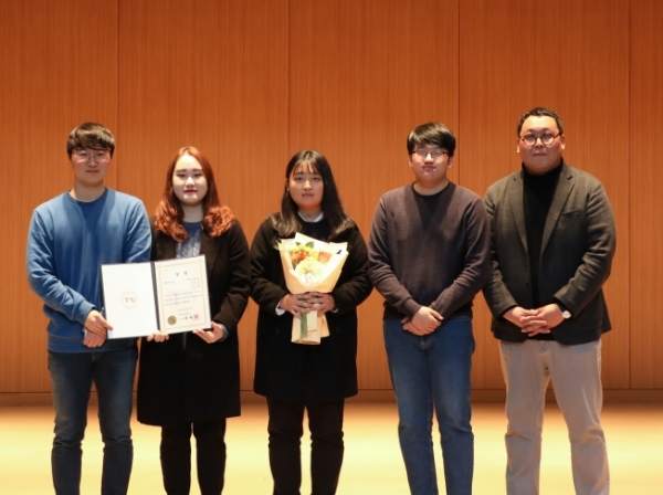 왼쪽부터 이동규, 강수경, 최지현, 조민기 학생과 이후기 지도교수