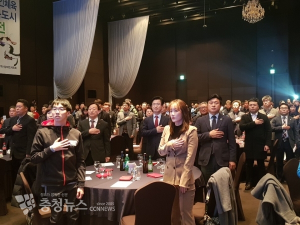 시체육회 송년의 밤에 허태정 대전시장과 김종천 대전시의회 의장, 설동호 교육감 등이 참석한 모습.