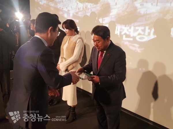 대전시장상 수상하는 전문수 다우건설 회장