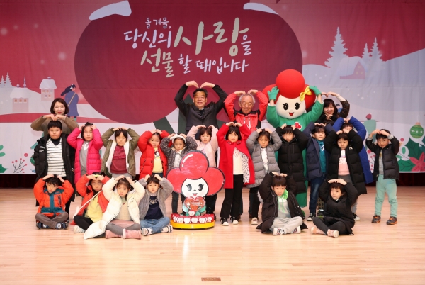 지난 17일 태안문화원 아트홀에서 열린 ‘희망 2020 나눔 캠페인 순회모금행사’가 군민 및 기관·단체들의 적극적인 참여 속에 성공적으로 마무리됐다.