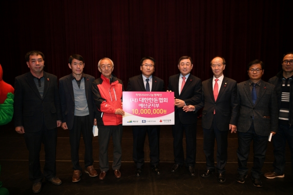 희망2020 나눔캠페인 행사 03(대한한돈협회 예산군지부 성금 기탁 후 기념촬영)