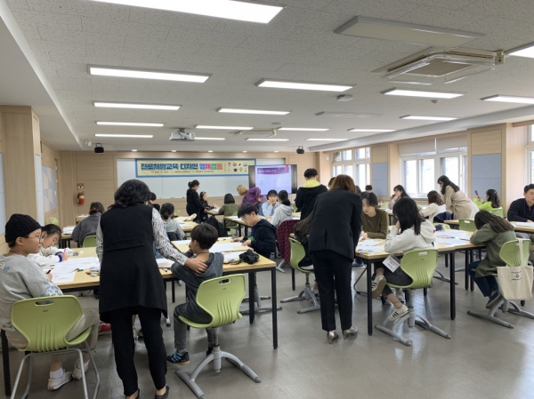 지난 10월 있었던 「제1회 디자인 영재 캠프: 대학생 멘토와 함께 하는 디자인 상품화 캠프」 진행 모습