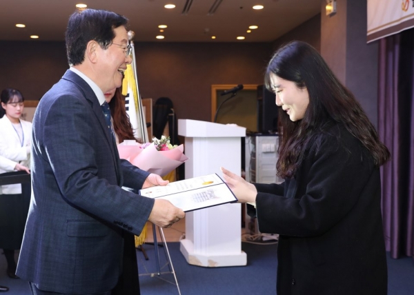 장종태 서구청장으로부터 표창을 수여받고 있는 강혜민 씨(사진 오른쪽)