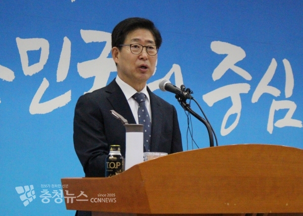 양승조 충남도지사가 18일 도청 대회의실에서 열린 송년기자회견에서 "혁신도시 올해 마무리 못해 아쉽다"고 말했다.