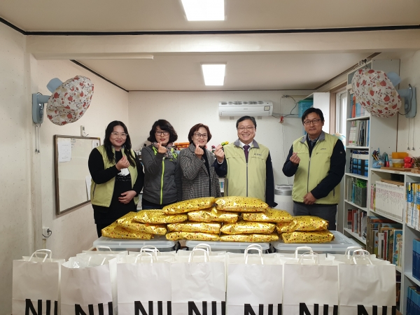 18일 순천지역 조곡동 아동센터 및 노인복지기관(예광마을)에서 나눔활동을 전개하고 기념사진을 촬영하였다