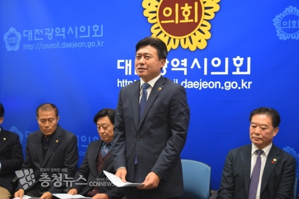 김종천 의장이 18일 결산 기자회견에서 발언하고 있다.