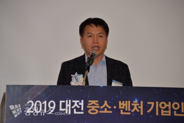 김영렬 (사) 대덕이노폴리스벤터협회 수석부회장이 '2019년 대전중소기업인의날 행사’에서 개회사를 하고 있다.