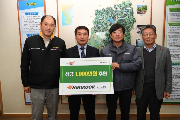 한국아트라스비엑스, 전북 완주군에 희망복지 기부금 기탁전북 완주군청에서 진행된 한국아트라스비엑스 희망복지 기부금 전달식에서 관계자들이 기념 촬영을 진행하고 있다.*(왼쪽부터) 한국아트라스비엑스 전주공장 생산지원팀장 오상근, 완주군수 박성일, 한국아트라스비엑스전주공장장 황정찬, 완주군청 사회복지과장 김동준