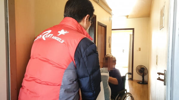 따뜻한 겨울나기를 위해 저소득 계층에 이불 50채 전달