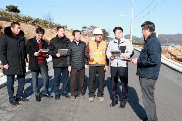 맹정호 시장이 19일 도로 공사현장을 찾아 추진상황을 보고받고 안전관리에 힘써 줄 것을 당부했다.