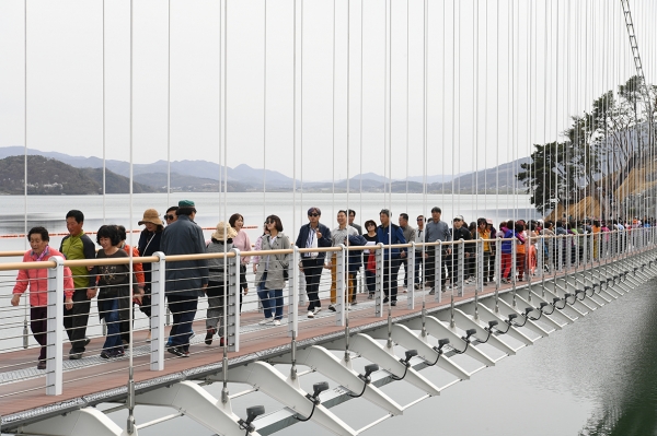 출렁다리 방문객 모습