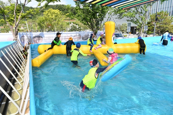 예산군청사 물놀이장 개장 모습