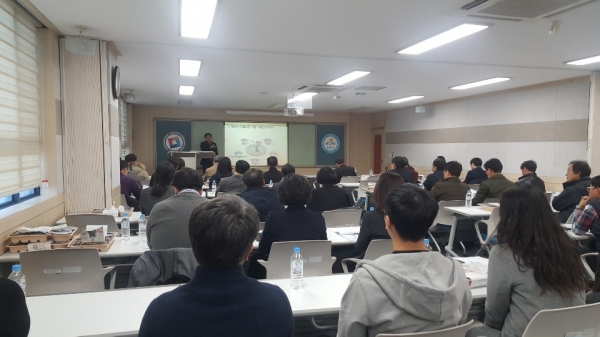 19일 한밭대에서 숙명여대 김봉환 교수가 ‘대학생 진로상담 기법 및 사례’라는 주제로 특강을 진행하고 있다.