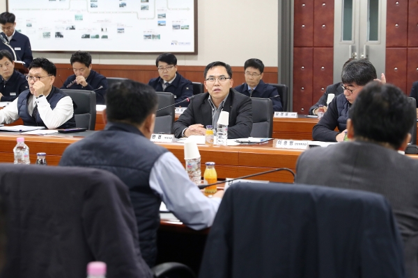 한국철도시설공단 전만경 부이사장이 19일 공단 본사(대전 소재)에서 개최한 협력사간 공정경쟁 및 상생협력을 위한 용역사 간담회를 진행하고 있다.